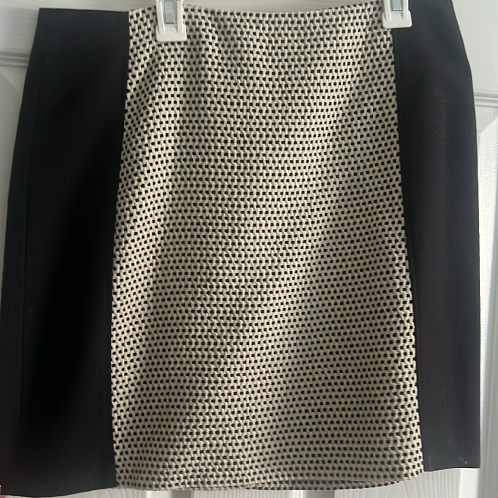 Loft pencil skirt with cream colored design. Black on sides. Size 6.